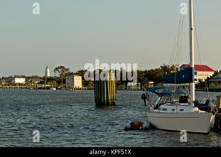 NC01061-00...North Carolina - Silver Lake Harbour e il Ocracoke Island Lighthouse nella città di Ocracoke. Foto Stock