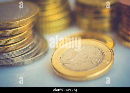 Impilati nuovo bianco lucido e Golden Euro monete di valore diverso sul Desktop finanzia investimenti di risparmio azionario concetto tonico retrò Vintage Foto Stock