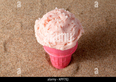 Gelato alla fragola in cono Foto Stock