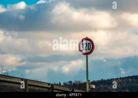 Segno di traffico che significa 120 chilometri orari Foto Stock