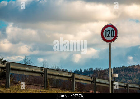 Segno di traffico che significa 120 chilometri orari Foto Stock