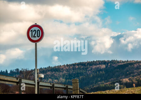 Segno di traffico che significa 120 chilometri orari Foto Stock