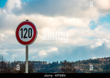 Segno di traffico che significa 120 chilometri orari Foto Stock