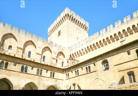 Avignon, Francia - 25 agosto 2016: il cortile del Palazzo dei Papi Foto Stock