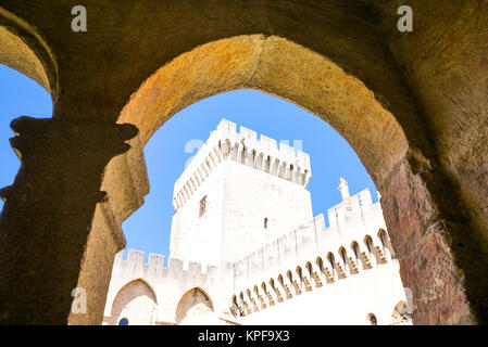 Avignon, Francia - 25 agosto 2016: il cortile del Palazzo dei Papi Foto Stock