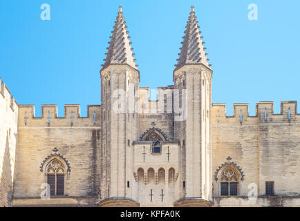 Avignon, Francia - 25 agosto 2016: Vista della facciata principale del Palazzo dei Papi Foto Stock