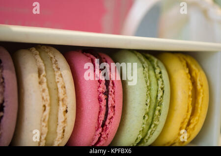 Set di diversi biscotti francesi amaretti in una scatola di carta vista superiore Foto Stock