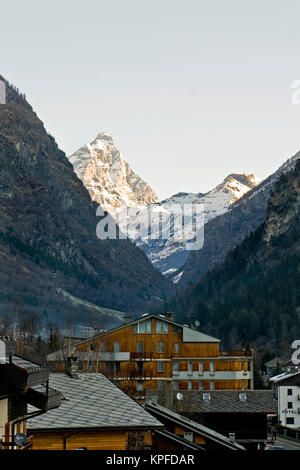 Il Monte Cervino visto da Antey-Saint-André, Valle d'Aosta, Italia Foto Stock