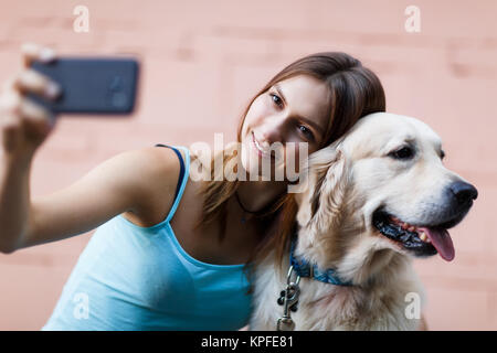 Foto di donna facendo selfie con il cane Foto Stock