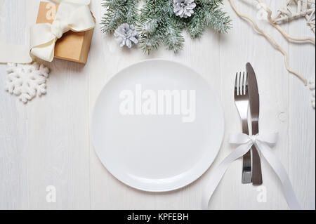 Tavola di natale l'impostazione bianco su un tavolo di legno. Scheda di natale template con lo spazio per il tuo testo, vista dall'alto Foto Stock