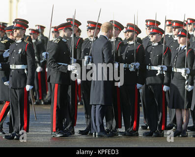 Il principe Harry presso la Reale Accademia militare di Sandhurst, dove egli rappresenta la Regina come la revisione di Officer presso il sovrano's Parade. Foto Stock