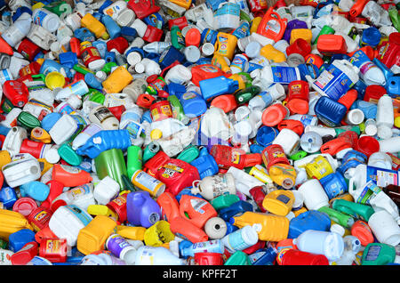 Un cestino pieno di colorati di bottiglie di plastica usate per il riciclaggio nel Lago Pleasant, NY USA Foto Stock