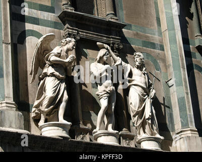 Firenze - Battistero - disposizione di marmo sopra la porta del Paradiso di Andrea Sansovino- Il Battesimo di Cristo Foto Stock