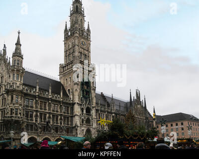 Mercatino di Natale si arresta di fronte alla Rathaus il Municipio Nuovo Marienplatz di München Monaco di Baviera Baviera Germania UE Foto Stock