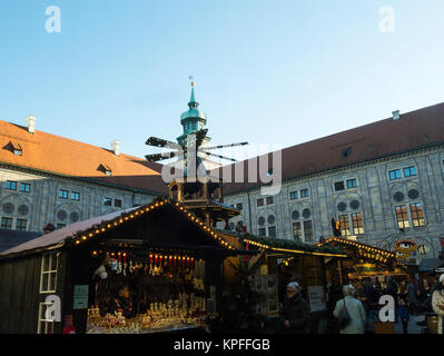 Mercatino di Natale di bevanda alimentare bancarelle Kaiserhof imperatore del cortile Residenz Monaco di Baviera Baviera Germania UE Foto Stock