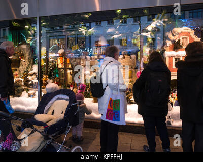 Ai visitatori di ammirare un magnifico Natale shop window display Monaco di Baviera Baviera Germania UE Foto Stock