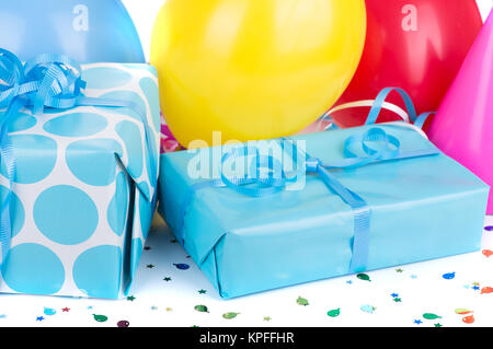 Blu regali di compleanno con colorati palloncini party Foto Stock