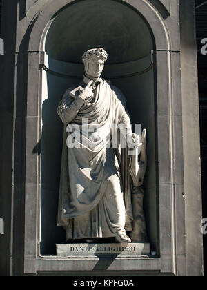 Dante Alighieri nelle nicchie del colonnato degli Uffizi, Firenze.Le nicchie sotto i portici della Galleria degli Uffizi furono originariamente progettato da Vasa Foto Stock