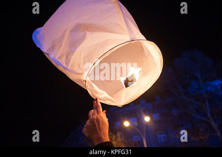 Il lancio di carta di riso i palloni ad aria calda durante il festival a Zagabria, Floating lanter Foto Stock