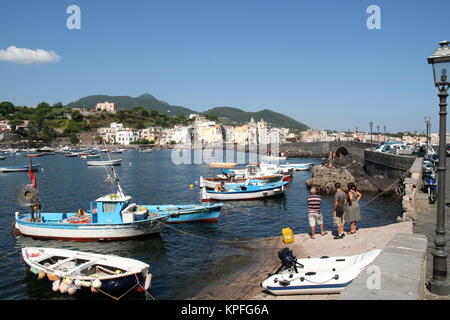 Barche da pesca e i turisti al Ponte Aragonese, Ischia, Italia. Foto Stock