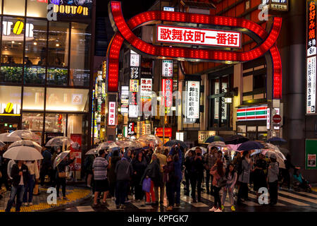 TOKYO, Giappone - 15 ottobre 2017. La strada affollata di Kabukicho nel quartiere di Shinjuku di Tokyo. La zona è un commerciale una zona di intrattenimento Foto Stock