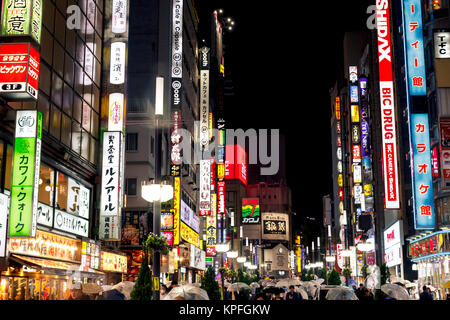 TOKYO, Giappone - 15 ottobre 2017. La strada affollata di Kabukicho nel quartiere di Shinjuku di Tokyo. La zona è un commerciale una zona di intrattenimento Foto Stock