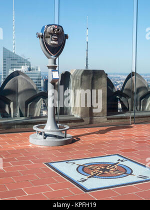 Punti cardinali il display nella parte superiore della roccia Observation Deck, Rockefeller Center, New York, Stati Uniti d'America Foto Stock