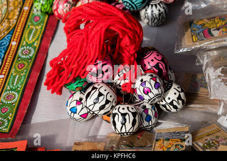 Bella mano fatto artefatti colorati per la decorazione a casa o uffici sono in vendita presso un negozio a Nuova Delhi, India. Foto Stock