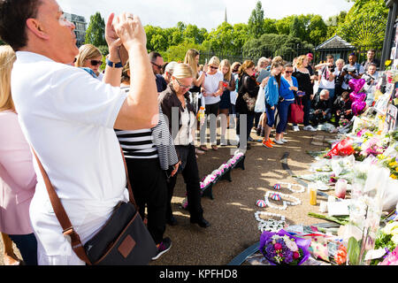 Londra, Regno Unito. Una folla si raduna per scattare fotografie di una lapide segna il ventesimo anniversario della morte della Principessa Diana. Foto Stock