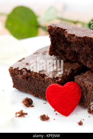 Bella torta al cioccolato con cuore rosso e rosa. Foto Stock