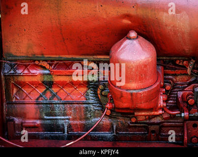 Vecchio rosso motore del trattore Foto Stock