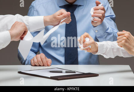 La gente di affari crudelmente documenti di strappo Foto Stock