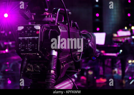 Professional digital video camera in una sala da concerto e la sfocatura dello sfondo di pianoforte Foto Stock