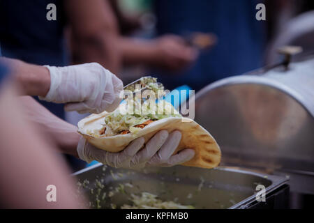 L'uomo il taglio e la preparazione di Döner Kebab Foto Stock