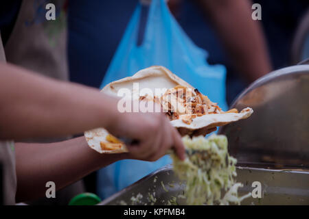 L'uomo il taglio e la preparazione di Döner Kebab Foto Stock