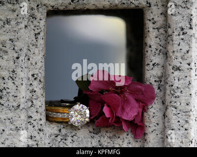 Nozze di diamante anello di fidanzamento elegante Accanto al Fiore Foto Stock