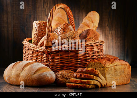 Composizione con varietà di prodotti da forno sul tavolo di legno Foto Stock