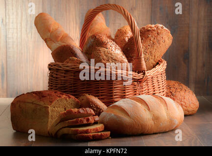 Composizione con varietà di prodotti da forno sul tavolo di legno Foto Stock