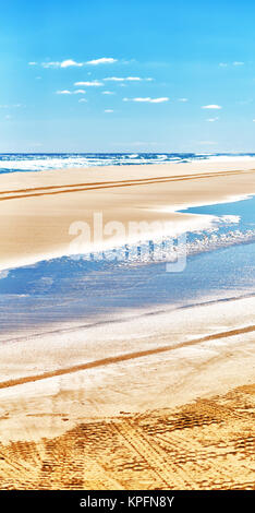 In Australia Fraser Island e la pista di sabbia delle vetture in prossimità dell'oceano e cielo Foto Stock