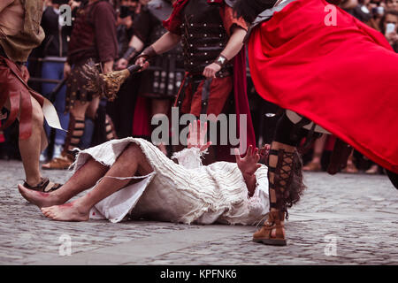 Drammatizzazione da parte di attori della tortura e la crocifissione di Gesù Cristo dai romani Foto Stock