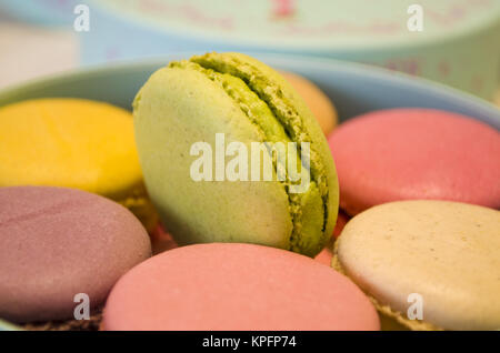 Francese amaretti colorati in una confezione regalo Foto Stock