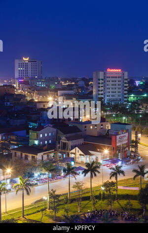 Il Vietnam, Area DMZ. Dong ha, elevati vista città, crepuscolo Foto Stock