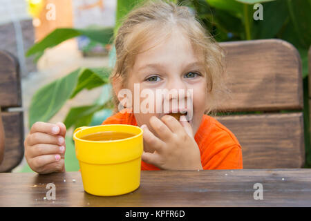 Quattro anni di ragazza divertente panino farcito nella sua bocca Foto Stock