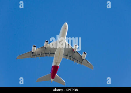 VH-OQF Qantas Airbus A380-842 decollo dall aeroporto di mascotte, Sydney, Nuovo Galles del Sud, Australia Foto Stock