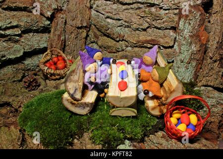 Quattro gnomes celebrano la Pasqua nella loro WichtelhÃ¶hle Foto Stock