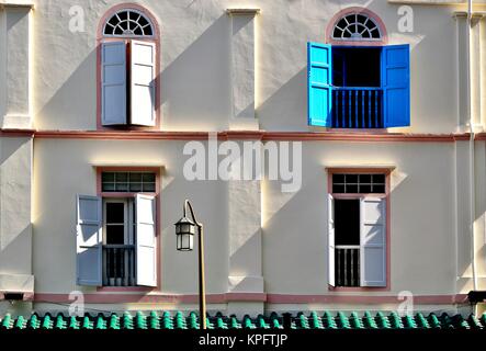 Antiche finestre con grigio e persiane in legno di colore blu sulla parte esterna di un tradizionale Singapore negozio casa nella storica Chinatown. Foto Stock