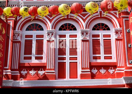 Anno Nuovo Cinese lanterne infilate attraverso un negozio tradizionale casa in Chinatown, Singapore per celebrare il capodanno cinese. Foto Stock