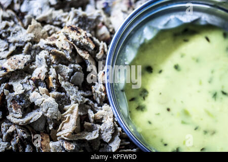 Roti di miglio di perla/bajri/Pennisetum glaucum con lenticchia di giallo. Foto Stock