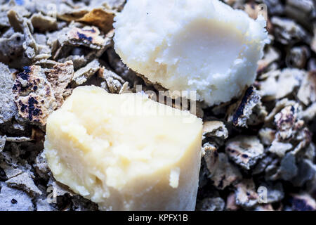 Roti/chapati di miglio di perla/bajri/Pennisetum glaucum con originale di ghee e jaggery. Foto Stock