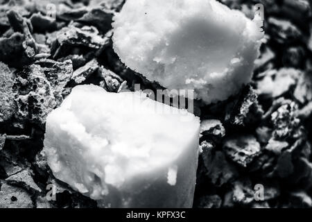 Roti/chapati di miglio di perla/bajri/Pennisetum glaucum con originale di ghee e jaggery. Foto Stock